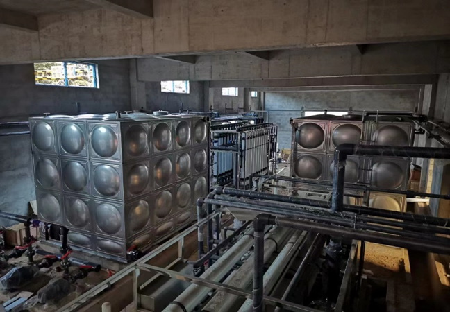 不锈钢水箱是一种由不锈钢板制作的大型储存水设施，具有以下特点：